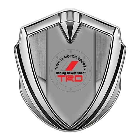 Toyota Emblem Auto Zeichen Silbertonfarbe mit Steinplattenmotiv Hintergrund und TRD Logo