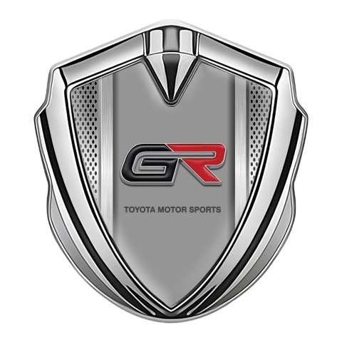 Toyota GR Abzeichen selbstklebend Silbertonfarbe mit Feinmaschig Design Basis und Schwarz Rot Logo