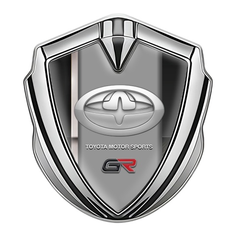 Toyota GR Emblem Abzeichen selbstklebend Silbertonfarbe mit Graue Linie der Basis und Neues Design Logo