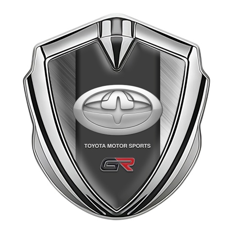 Toyota GR Emblem Abzeichen Silbertonfarbe mit Gebursteter Stahl Hintergrund und Modernes Logo