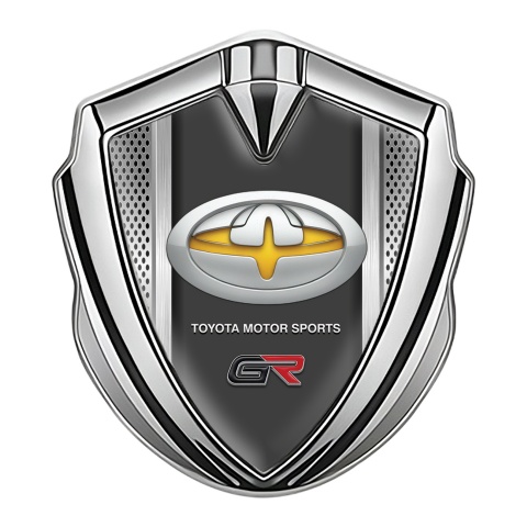 Toyota GR Abzeichen selbstklebend Silbertonfarbe mit Feinmaschig Basis Effekt und Grau Gelb Logo Stil