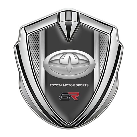 Toyota GR Emblem Abzeichen selbstklebend Silbertonfarbe Feinmaschig Hintergrund und Modern Logo