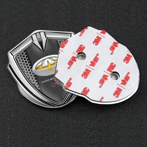 Toyota GR Emblem Auto Zeichen Silbertonfarbe mit Gittereffekt und Modern logo mit Gelb Motiv