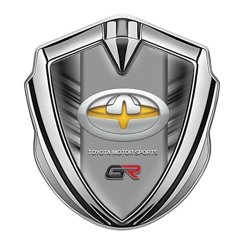 Toyota GR Seitenflugel Emblem Aufkleber Silbertonfarbe mit Graue Kratzer Effekt und Gelb Tuning Logo