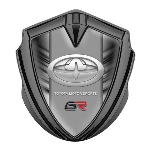 Toyota GR Emblem Abzeichen Graphit Tonfarbe mit Graue Kratzer Effekt Basis und Tuning Logo Stil