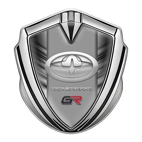Toyota GR Emblem Abzeichen Silbertonfarbe mit Graue Kratzer Effekt Basis und Tuning Logo Stil