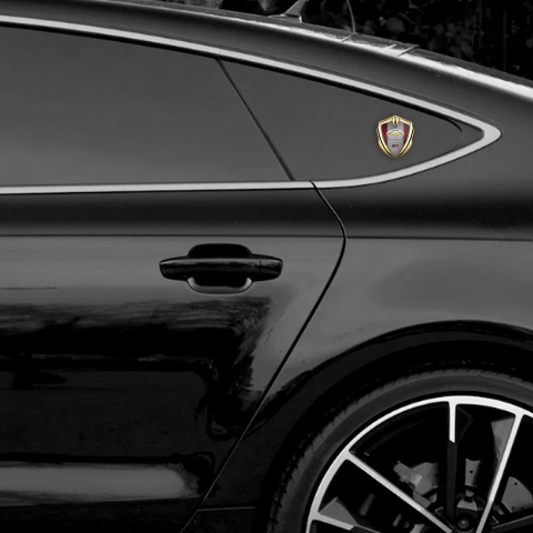 Toyota GR Abzeichen selbstklebend Goldtonfarbe mit Rote Elemente und Gelb Motiv Logo