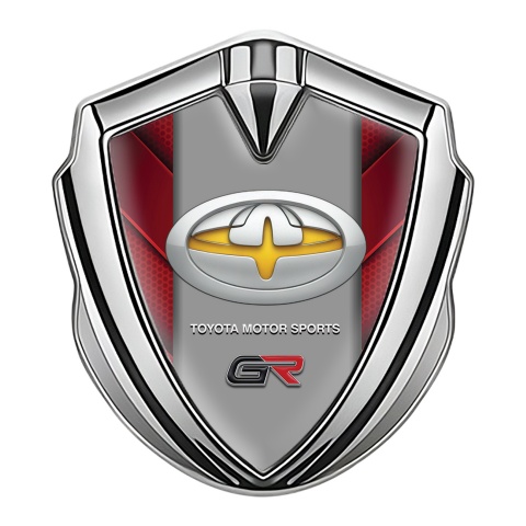 Toyota GR Abzeichen selbstklebend Silbertonfarbe mit Rote Elemente und Gelb Motiv Logo