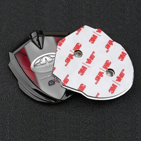 Toyota GR Emblem Abzeichen selbstklebend Graphit Tonfarbe mit Rote Elemente und Neues Design Logo