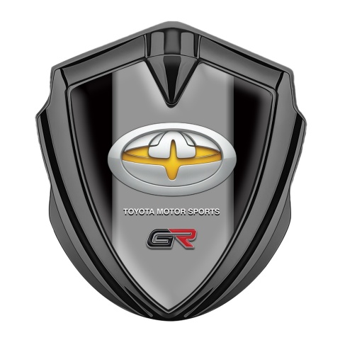 Toyota GR Emblem Auto Zeichen Graphit Tonfarbe mit Schwarz Hintergrund und Gelb Motiv logo