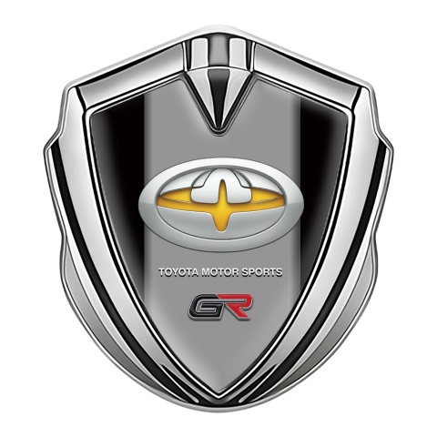 Toyota GR Emblem Auto Zeichen Silbertonfarbe mit Schwarz Hintergrund und Gelb Motiv logo
