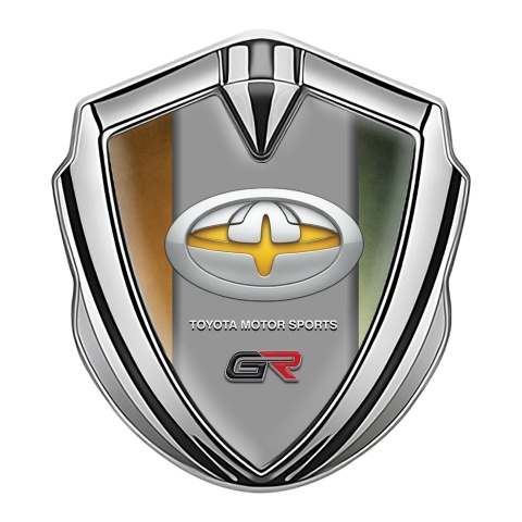 Toyota GR Seitenflugel Emblem Aufkleber Silbertonfarbe mit Braun Grun Basis und Gelb Logo Motiv