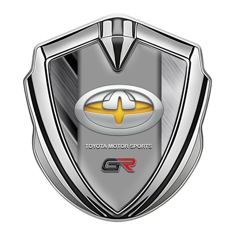 Toyota GR Emblem Abzeichen Silbertonfarbe mit Polierte Elemente der Basis und Gelb Logo Motiv