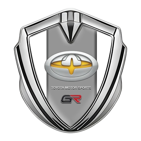Toyota GR Abzeichen selbstklebend Silbertonfarbe mit Weiss Fundament und Neues Design Logo