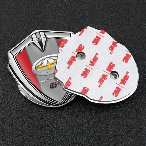 Toyota GR Emblem Abzeichen selbstklebend Silbertonfarbe mit Rote Fundament und Neues Design Logo