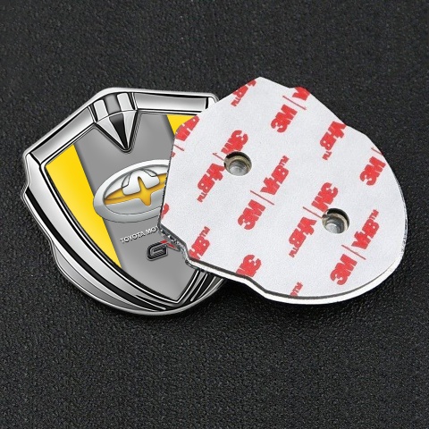 Toyota GR Emblem Auto Zeichen Silbertonfarbe mit Gelb Fundament und Neues Design Logo