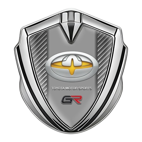 Toyota GR Emblem Aufkleber Autozubehor Silbertonfarbe mit Kohlenstoff Fundament und Gelb Logo Motiv