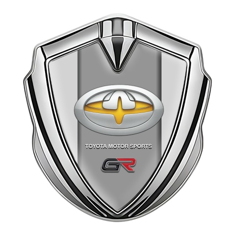 Toyota GR Seitenflugel Emblem Aufkleber Silbertonfarbe mit Grau Fundament und Neues Design Logo