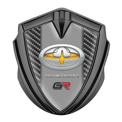 Toyota GR Emblem Abzeichen Graphit Tonfarbe mit Dunkles Carbon Basis und Gelb Logo Motiv