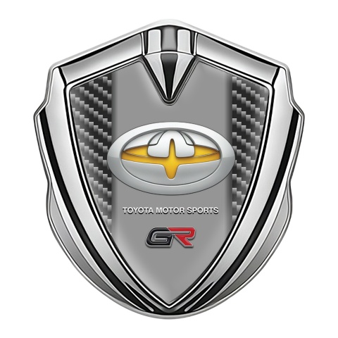 Toyota GR Emblem Abzeichen Silbertonfarbe mit Dunkles Carbon Basis und Gelb Logo Motiv
