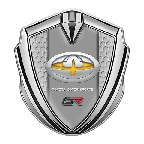 Toyota GR Abzeichen selbstklebend Silbertonfarbe mit Wabeneffekt Hintergrund und Gelb Motiv Logo