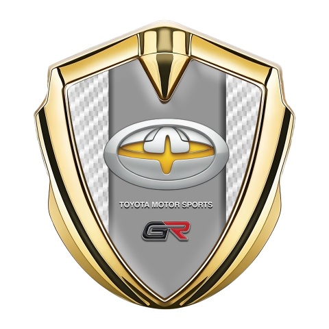 Toyota GR Emblem Abzeichen selbstklebend Goldtonfarbe mit Weiss Kohlenstoff und Gelb Motiv Logo