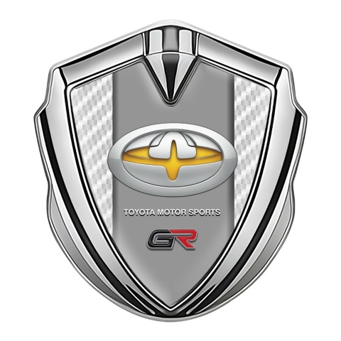 Toyota GR Emblem Abzeichen selbstklebend Silbertonfarbe mit Weiss Kohlenstoff und Gelb Motiv Logo