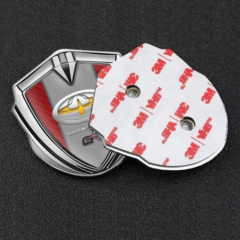 Toyota GR Emblem Auto Zeichen Silbertonfarbe mit Rote Carbon Basis und Gelb Motiv Logo