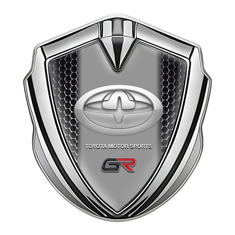 Toyota GR Emblem Abzeichen selbstklebend Silbertonfarbe mit Perforierter Stahl Stil