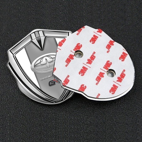 Toyota GR Selbstklebendes Metallaufkleber Emblem Silbertonfarbe mit Weiss Basis Version
