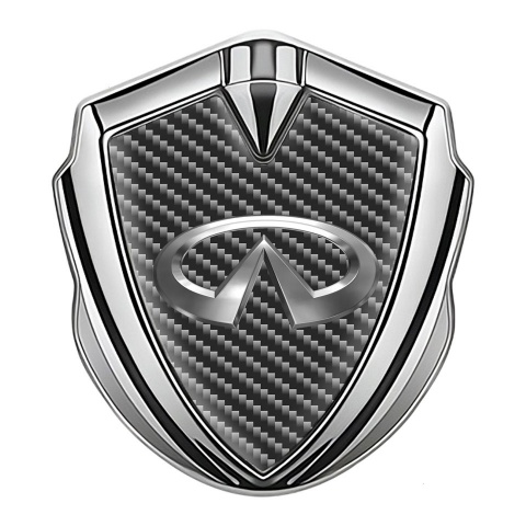 Infiniti Emblem Aufkleber Autozubehor Silbertonfarbe mit Kohlenstoff Hintergrund und Metall Logo Stil