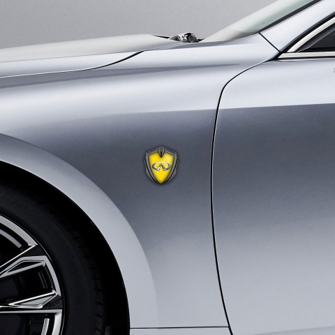 Infiniti Emblem Abzeichen Graphit Tonfarbe mit Gelb Fundament und Chrom logo