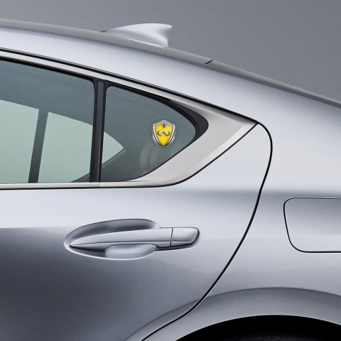 Infiniti Emblem Abzeichen Silbertonfarbe mit Gelb Fundament und Chrom logo