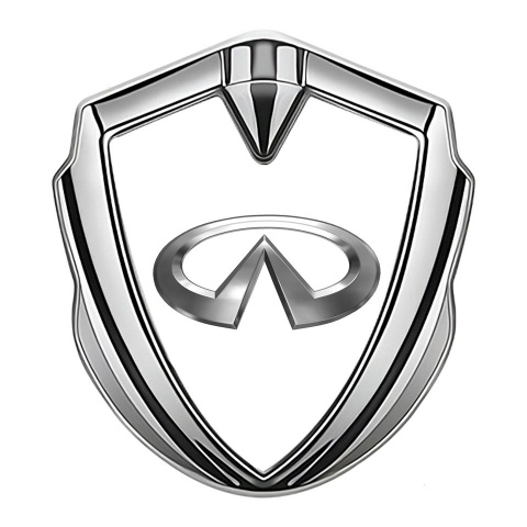 Infiniti Emblem Abzeichen selbstklebend Silbertonfarbe mit Weiss Hintergrund und Chrom Logo