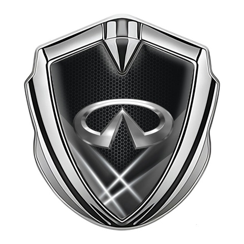 Infiniti Emblem Abzeichen selbstklebend Silbertonfarbe mit Lichter Effekt Hintergrund