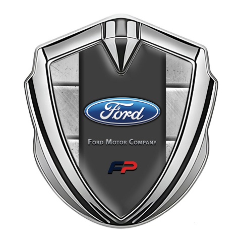 Ford Seitenflugel Emblem Aufkleber Silbertonfarbe mit Steinplatten Effekt Hintergrund und FP Logo