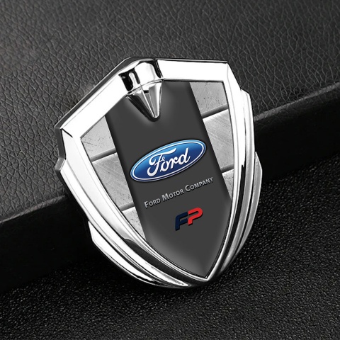 Ford Seitenflugel Emblem Aufkleber Silbertonfarbe mit Steinplatten Effekt Hintergrund und FP Logo