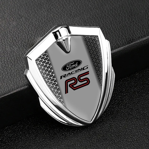 Ford RS Seitenflugel Emblem Aufkleber Silbertonfarbe mit Stahlgeflecht Design und Graues Panel mitte