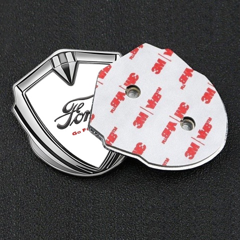 Ford Emblem Logo Schriftzug Aufkleber mit Silbertonfarbe Weiss Hintergrund und Go Further Logo Design