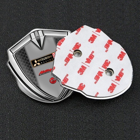 Mitsubishi Emblem Logo Schriftzug Aufkleber Silbertonfarbe mit Dunkles Gitter Racing Logo Motiv