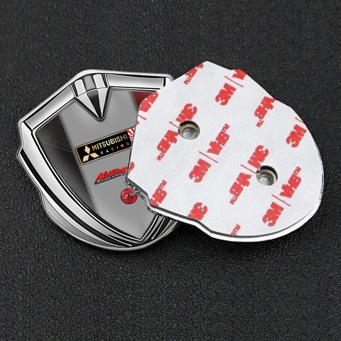 Mitsubishi Emblem Abzeichen selbstklebend Silbertonfarbe mit Rote schwarze Seiten Der Basis