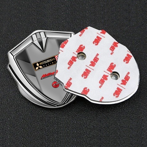 Mitsubishi Emblem Auto Zeichen Silbertonfarbe mit V Form Elemente der Basis und Racing Logo Motiv