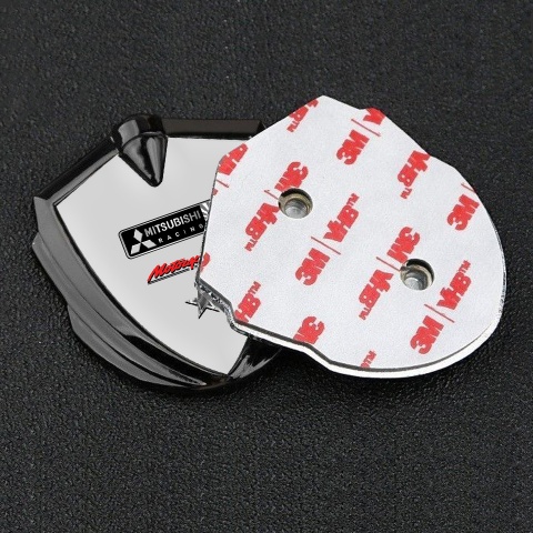 Mitsubishi Emblem Abzeichen Graphit Tonfarbe mit Grau Fundament und Stern Logo Motiv