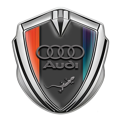 Audi Quattro Emblem Auto Zeichen Silbertonfarbe mit farbige Basishalften Design und Klassisch Logo