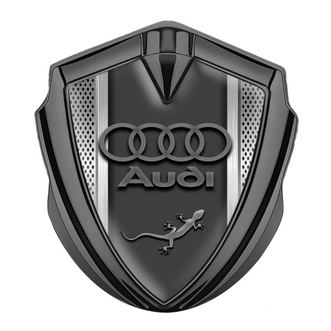 Audi Quattro Selbstklebendes Metallaufkleber Emblem Graphit Tonfarbe mit Metallgeflecht Effekt Hintergrund