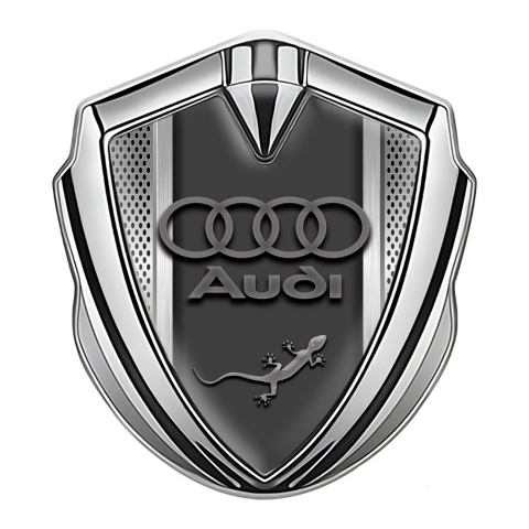 Audi Quattro Selbstklebendes Metallaufkleber Emblem Silbertonfarbe mit Metallgeflecht Effekt Hintergrund