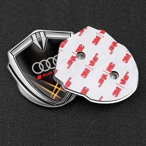Audi Sport Emblem Abzeichen Silbertonfarbe mit Orange Lichter Hintergrund Design