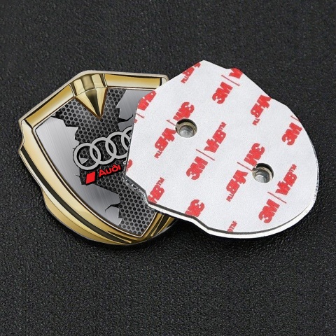 Audi Sport Emblem Abzeichen selbstklebend Goldtonfarbe mit Zerrissener Stahl Basis Effekt