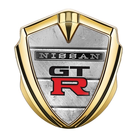 Nissan GTR Emblem Auto Zeichen Goldtonfarbe Steinplatten Hintergrund mit Schwarz Rote Logo