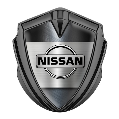 Nissan Emblem Logo Schriftzug Aufkleber Graphit Tonfarbe Klares Design aus poliertem Metall